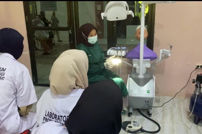 Praktikum Pencabutan Gigi Mahasiswa Prodi Terapi Gigi Fakultas Ilmu Kesehatan Universitas Sulawesi Barat Tingkatkan Keterampilan Klinis